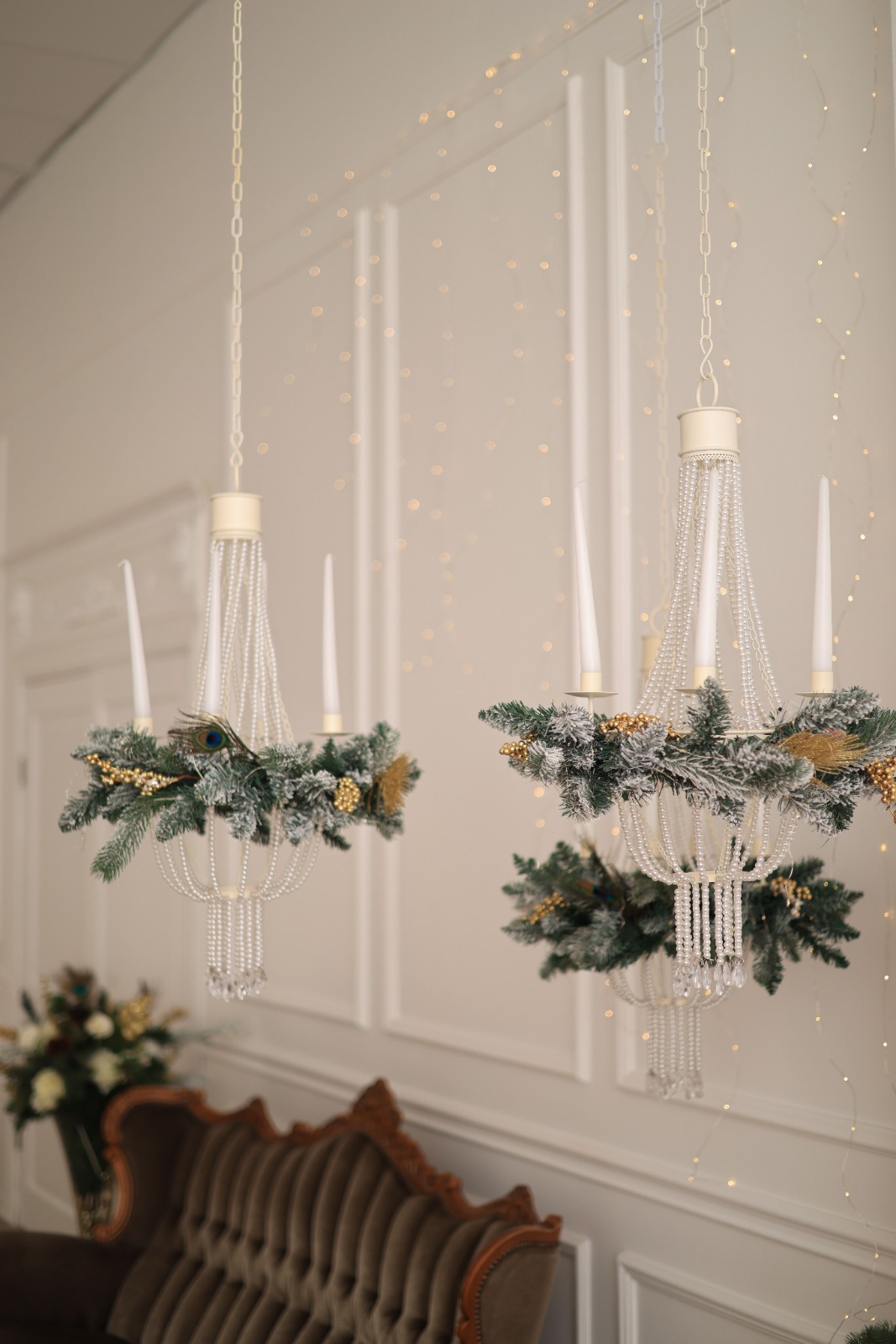 Décorations suspendues ornées de perles et de feuillage